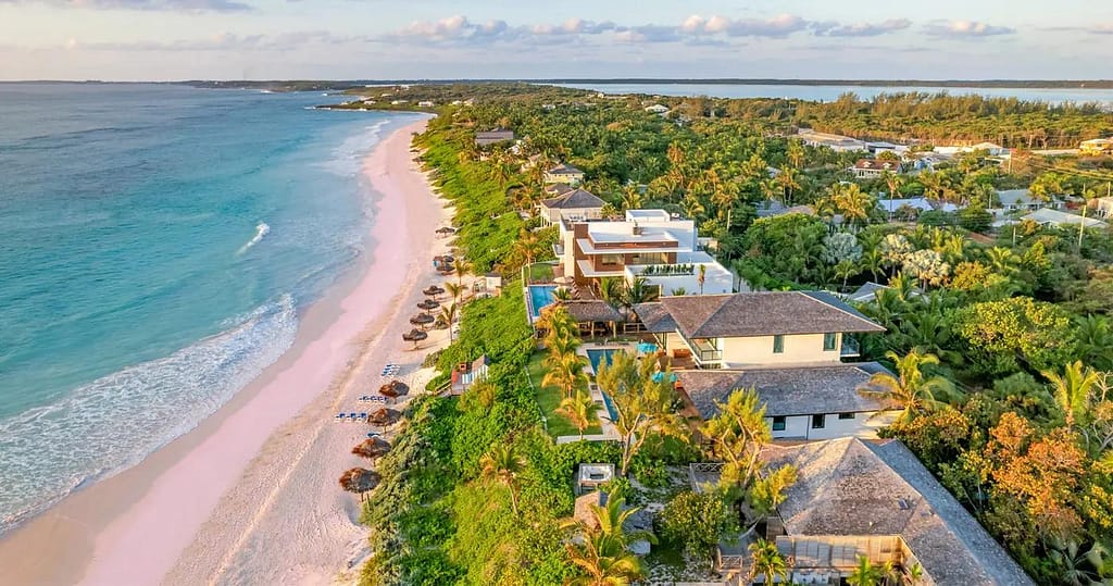 pink-sands-beach-harbour-island-bahamas | Go With The Family Pink Sands Beach in Harbour Island Bahamas with soft pink sand and calm turquoise water, perfect for families