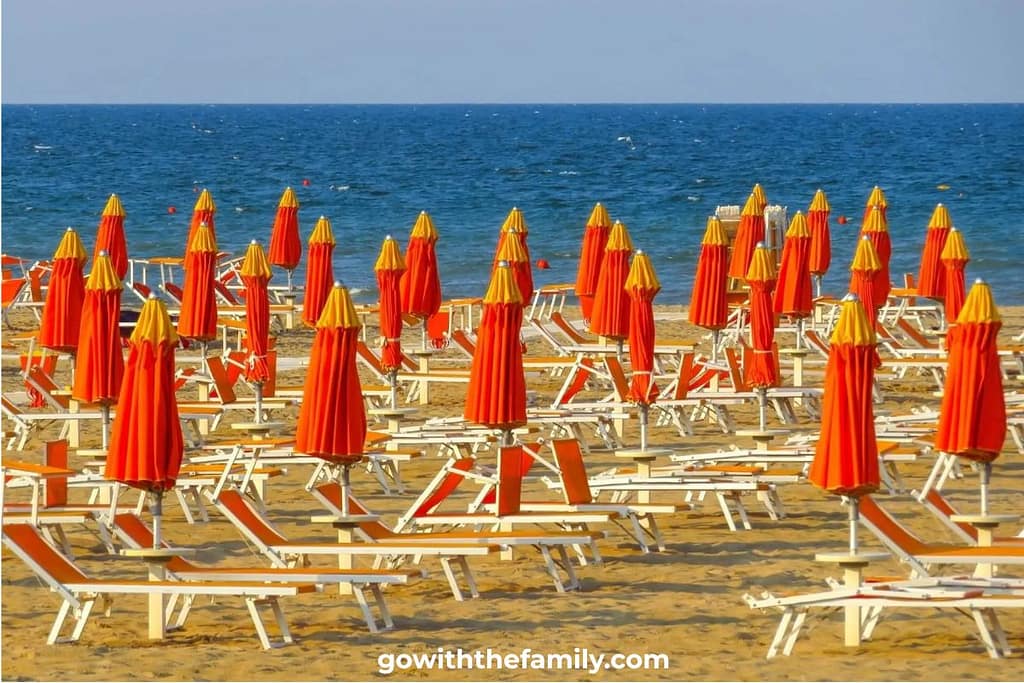 clearwater-nature-parks-family-beach-trails-1200x800 1 | Go With The Family Wide sandy beach in Northern Italy with colorful umbrellas and calm shallow water for families