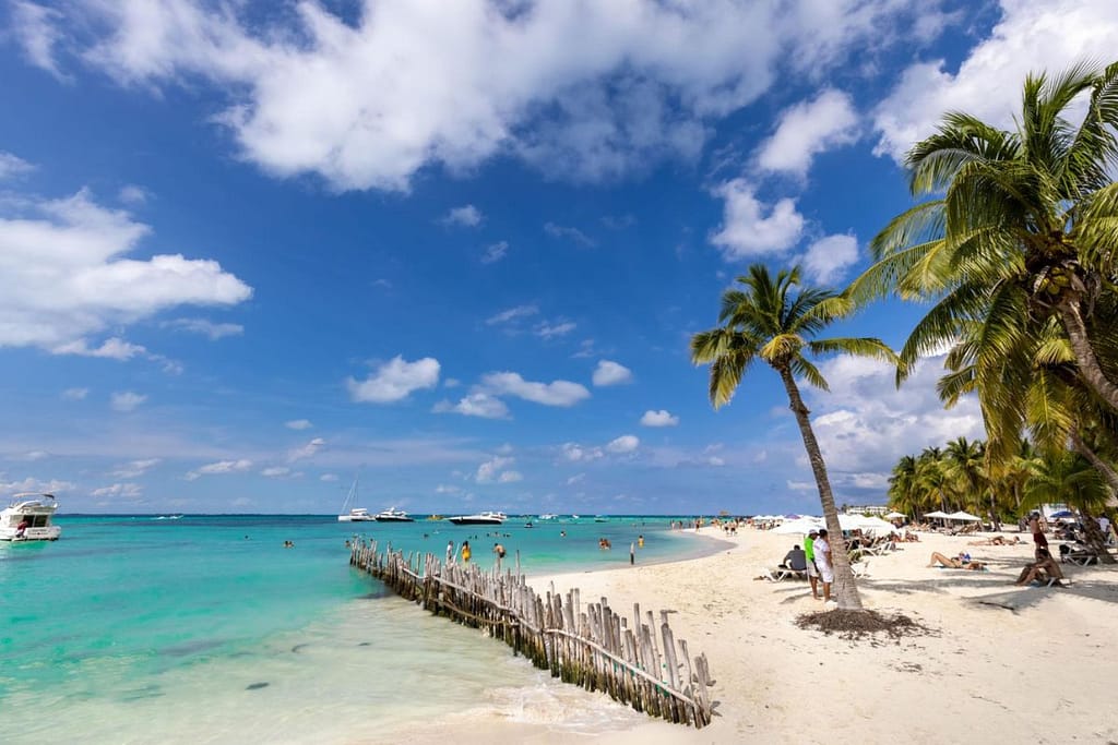 cancun-best-beaches-for-kids-playa-norte-1200x800 | Go With The Family Shallow turquoise water beach in Cancun ideal for kids and families