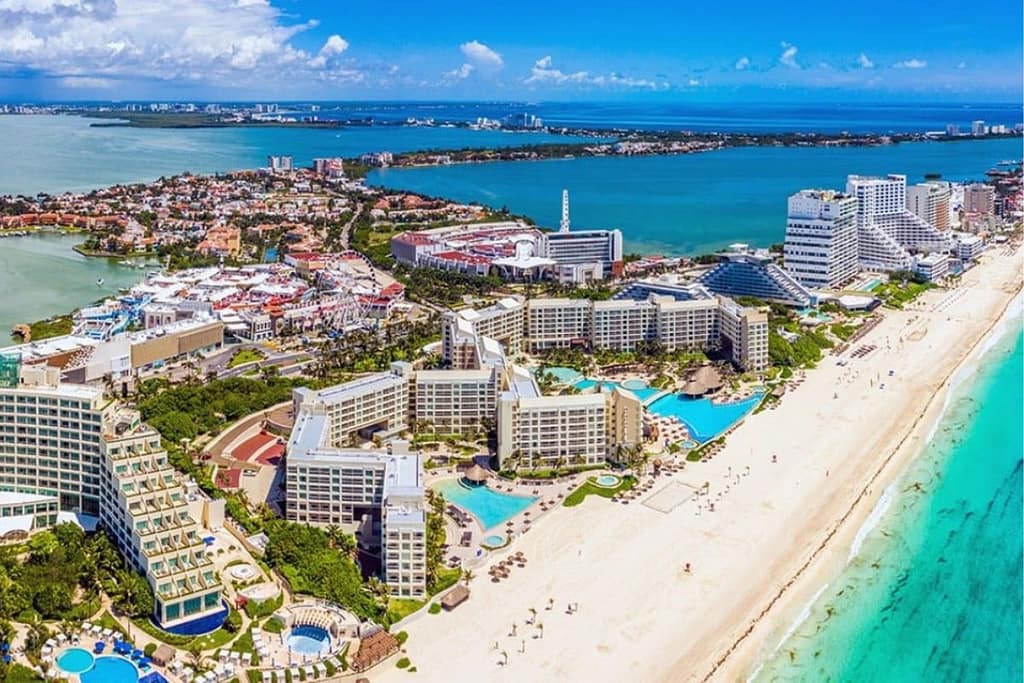 cancun-central-hotel-zone-beach-1200x800 | Go With The Family Lively Cancun beach with resorts and activities in central hotel zone