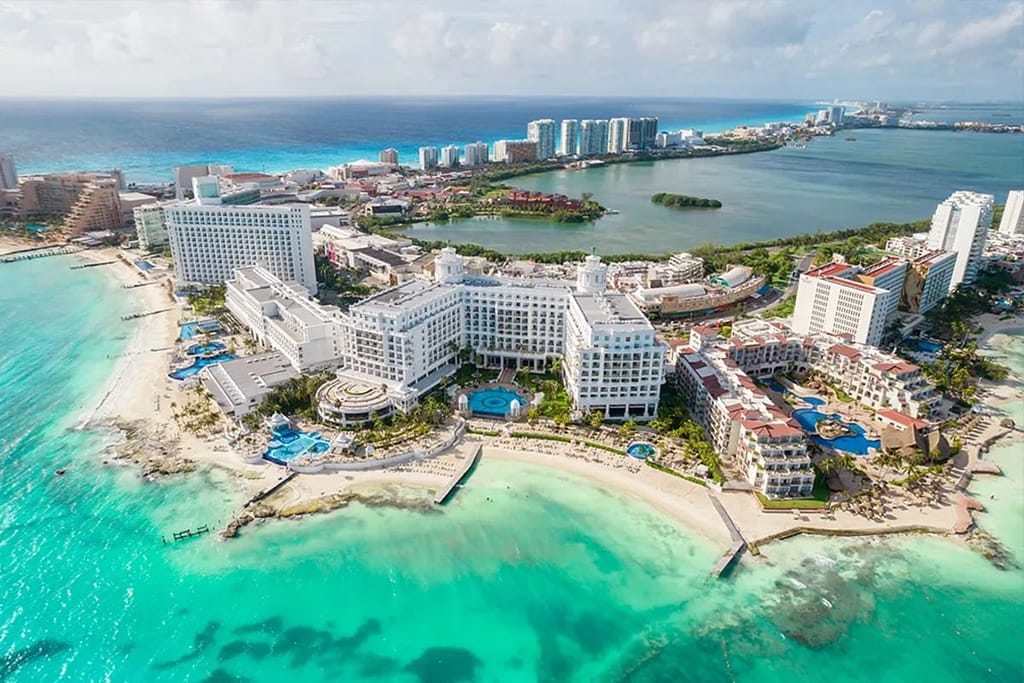 cancun-south-hotel-zone-quiet-beach-1200x800 | Go With The Family Quiet scenic beach in Cancun south hotel zone with fewer crowds