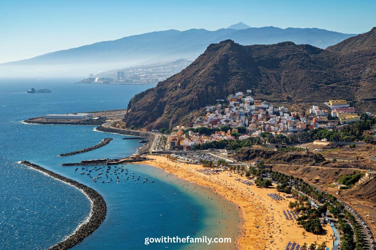 canary-islands-family-beaches-spain | Go With The Family Family-friendly beach in the Canary Islands with golden sand and dramatic volcanic scenery