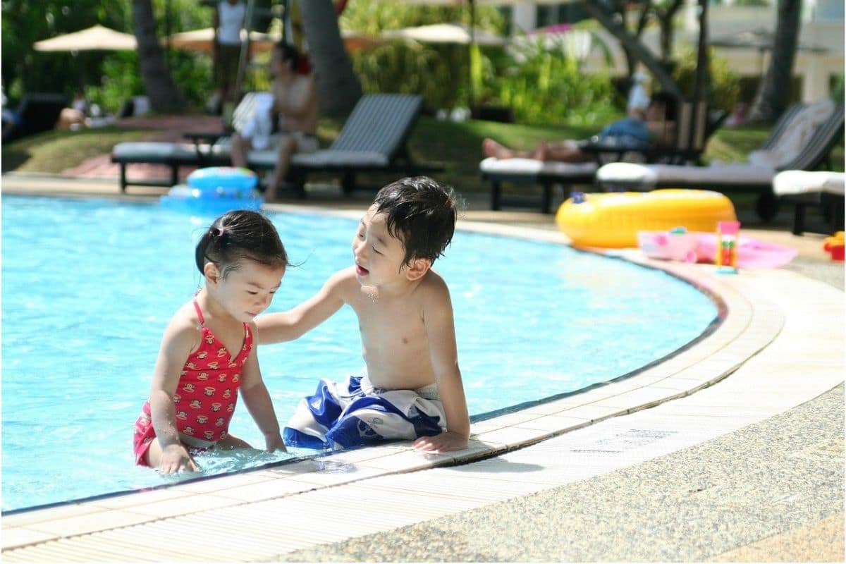 family-resort-pool-orlando-disney-vacation | Go With The Family Children enjoying a family-friendly resort pool during a Disney World and Orlando vacation.