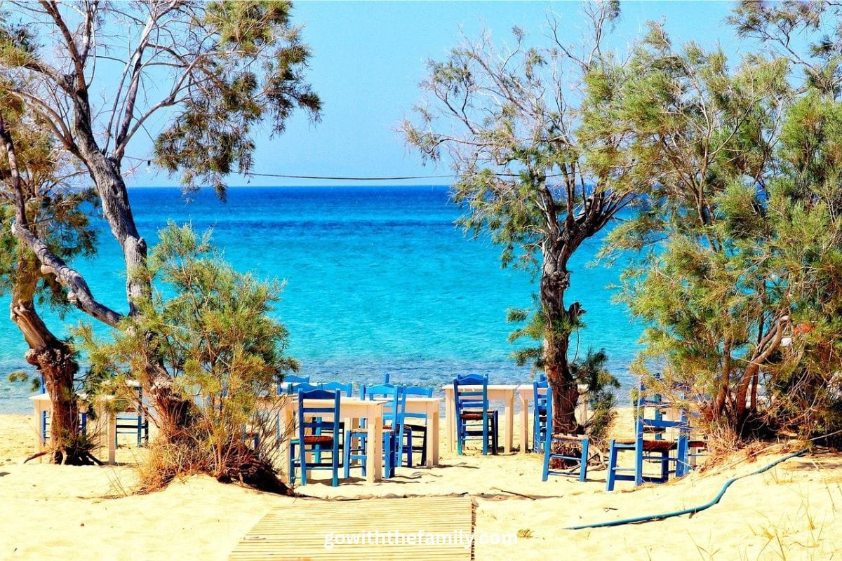 naxos-family-beaches-greece | Go With The Family Family-friendly sandy beach in Naxos Greece with turquoise water and traditional seaside dining