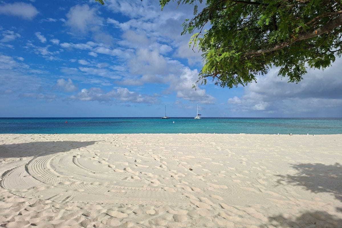 paynes-bay-barbados-family-beach-1200x800 | Go With The Family Paynes Bay Beach in Barbados with calm turquoise water and soft white sand, ideal for families.