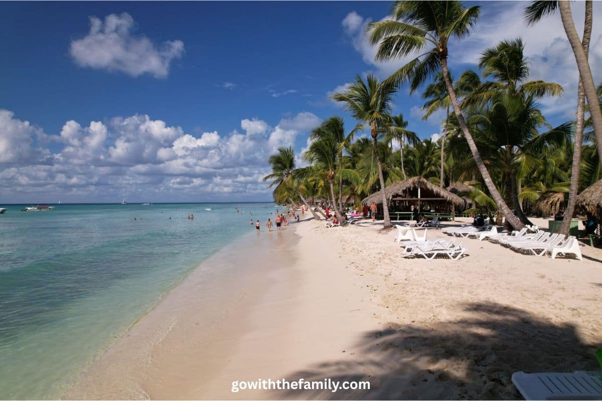 Punta Cana Bávaro Beach, Dominican Republic | Go With The Family Family-friendly view of Bávaro Beach in Punta Cana, Dominican Republic, with white sand, turquoise water, palm trees, and beachfront resorts.