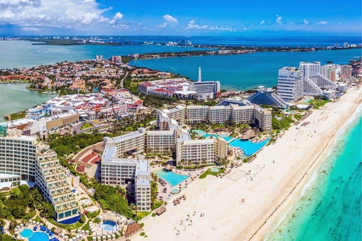 cancun-central-hotel-zone-beach | Go With The Family Lively Cancun beach with resorts and activities in central hotel zone