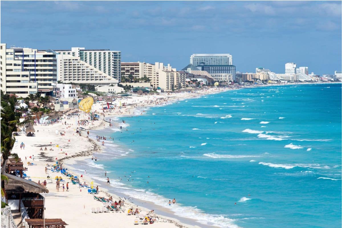 cancun-beach-hotel-zone-family-shoreline-1200x800 | Go With The Family Cancun beach in the hotel zone with turquoise water and family-friendly shoreline