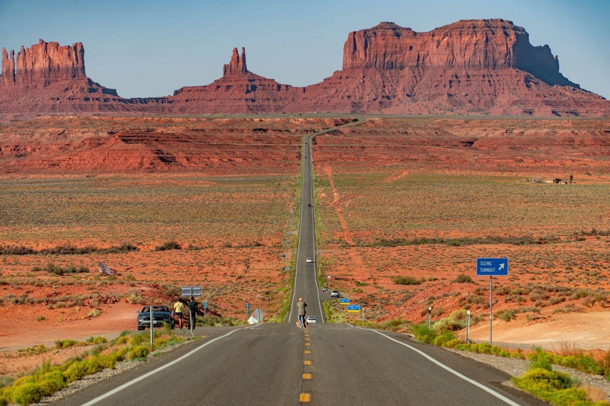 Monument Valley Road – American Southwest | Go With The Family Scenic highway leading through Monument Valley on an American Southwest family road trip