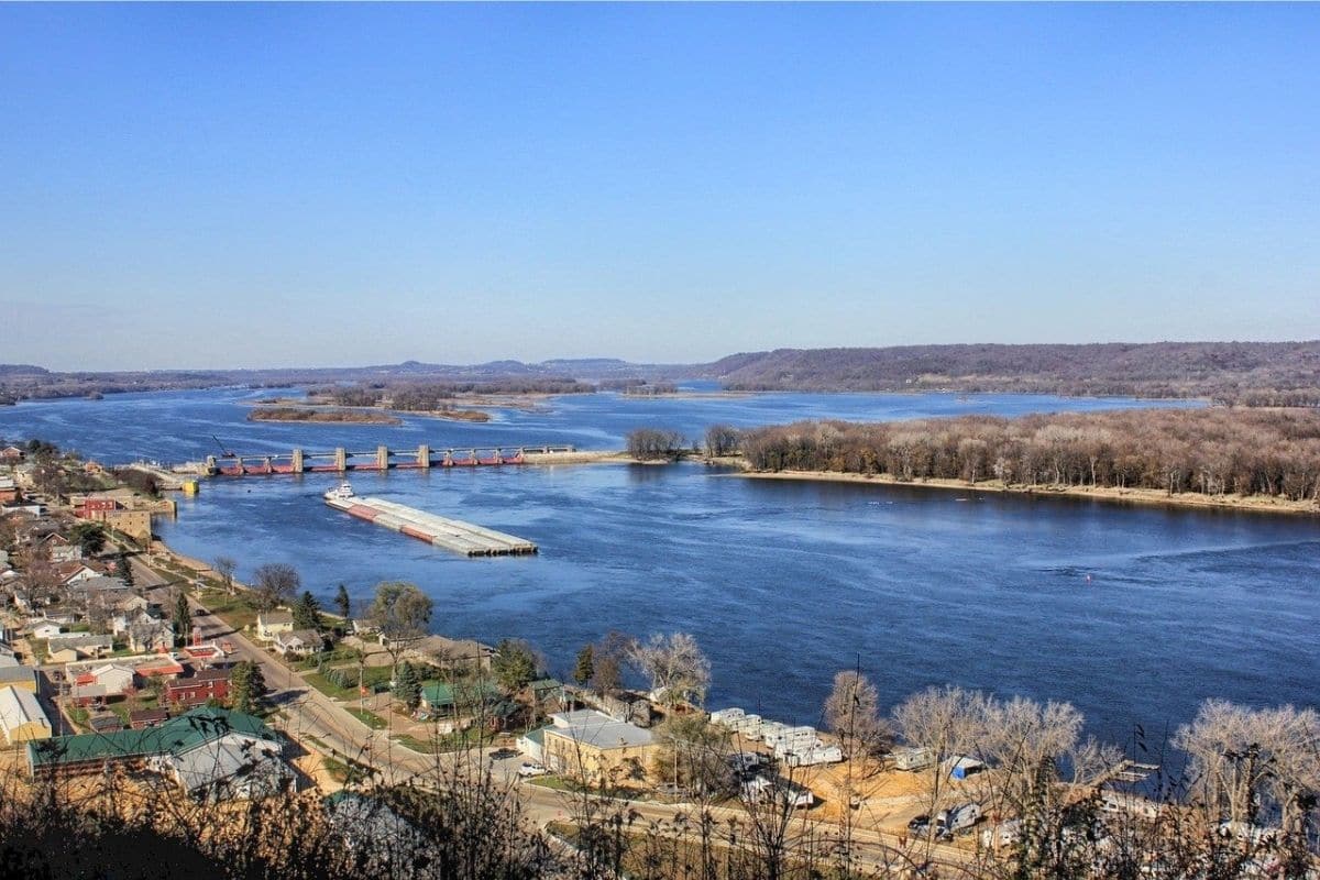 Mississippi River Lock and Dam No. 12, Iowa | Go With The Family Mississippi River and Lock and Dam No. 12 at Bellevue, Iowa