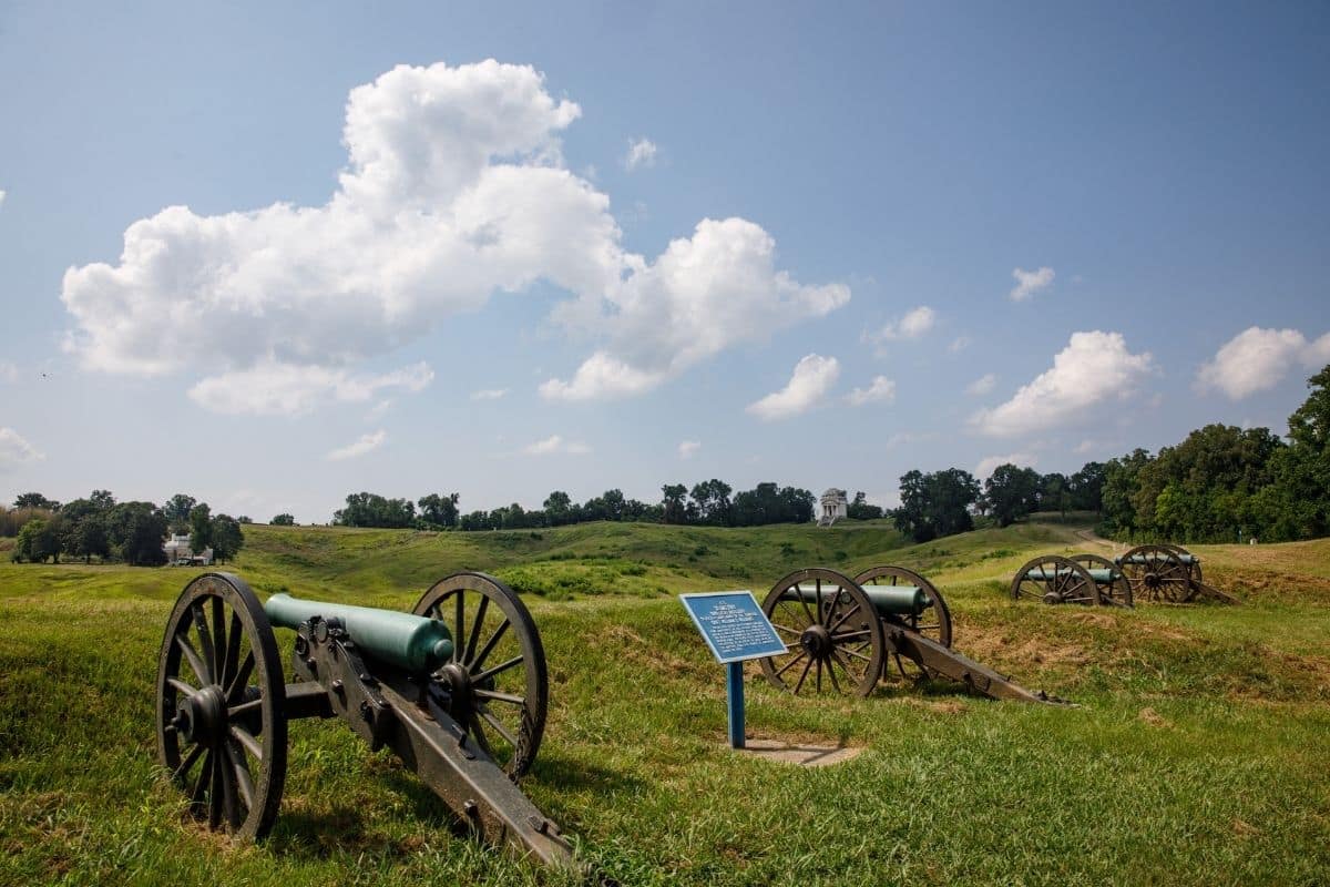 vicksburg-national-military-park-battlefield-cannons | Go With The Family Civil War cannons overlooking the battlefield at Vicksburg National Military Park in Mississippi